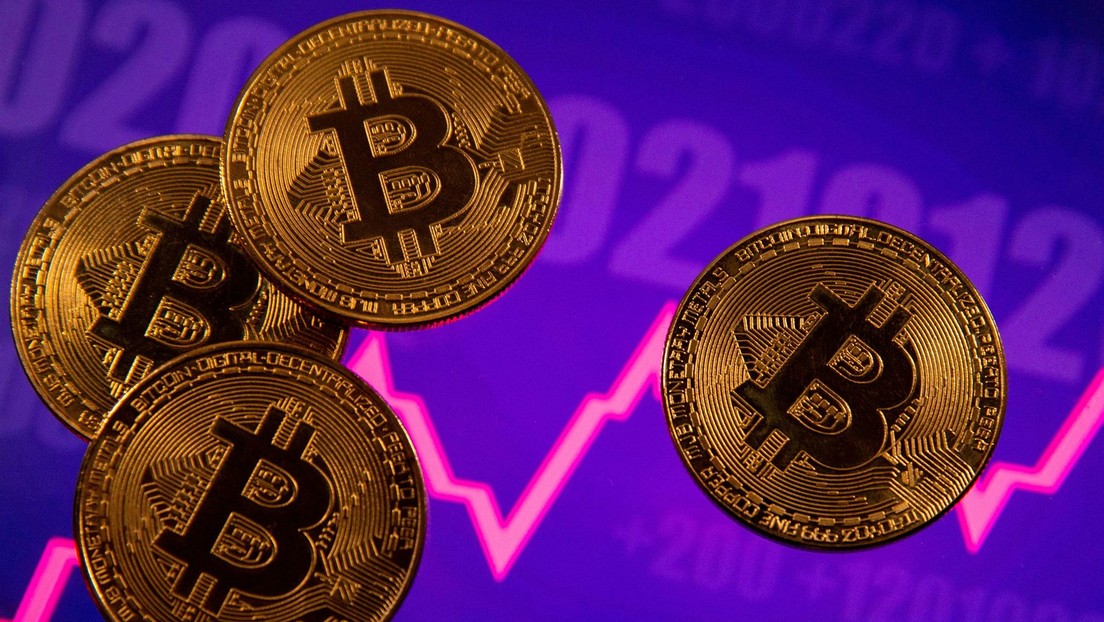 El bitcóin se desploma un 14 % tras superar esta semana la cifra récord de 64.000 dólares
