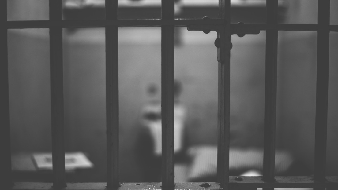 Encarcelan a una oficial de prisión tras descubrirse su romance con un preso (gracias a un tatuaje con el número de celda)