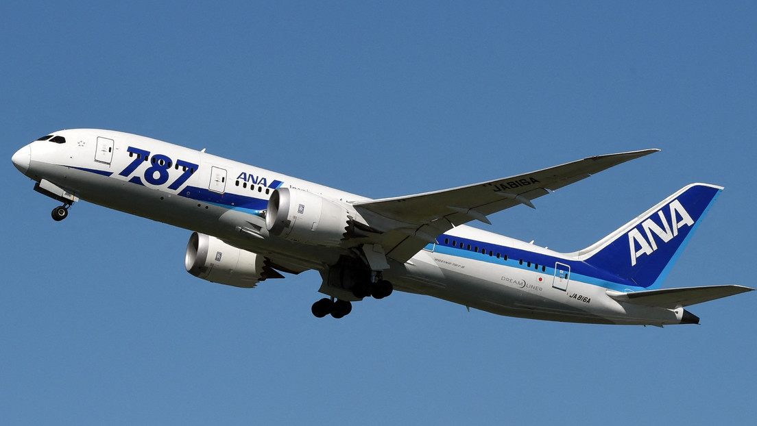 Un Boeing 787-800 japonés aterriza de emergencia en Rusia después de que su piloto sufriera un derrame cerebral en pleno vuelo