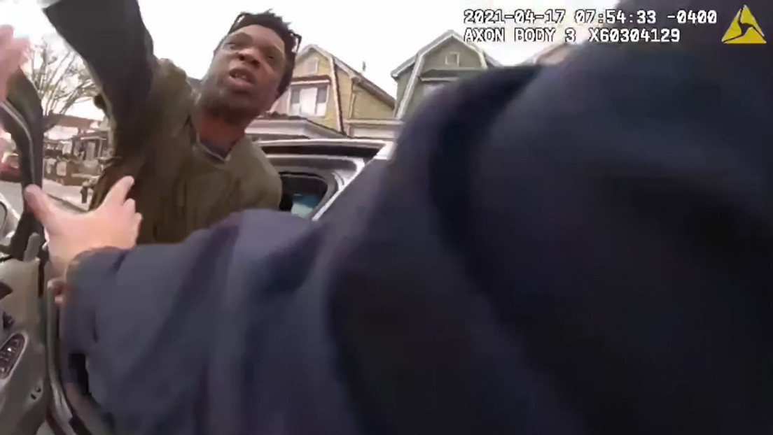 Momento en el que un hombre arroja un producto químico a un policía y se da a la fuga, luego de que le dieran el alto a su automóvil