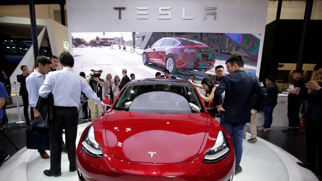 VIDEO: Una usuaria enojada de Tesla se sube al techo de un Model 3 y protesta por su mala calidad en el Salón del Automóvil de Shanghái