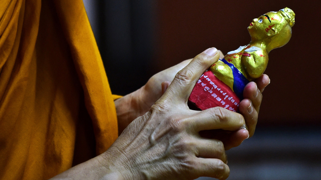 Monje budista se corta la cabeza con una guillotina para complacer a Buda y reencarnarse en un "ser espiritual superior"