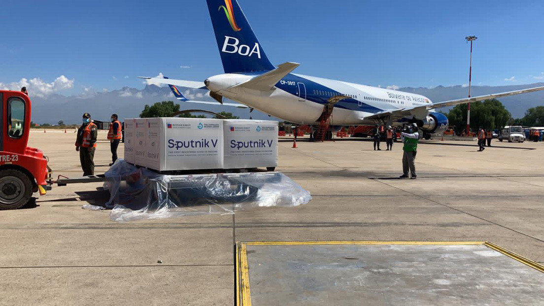 Aterriza en Bolivia un avión con 200.000 dosis de la vacuna Sputnik V contra el coronavirus