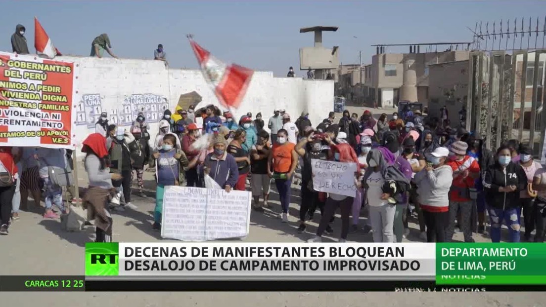 Decenas de manifestantes bloquean el desalojo de un campamento improvisado en Perú