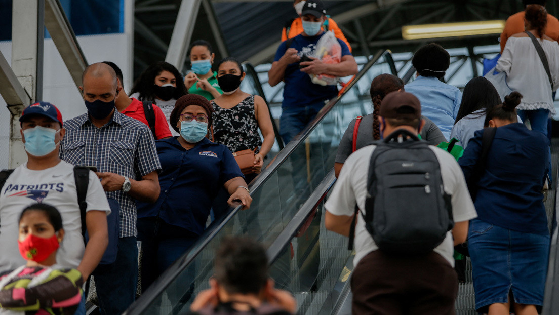 Piden a los pasajeros del Metro de Ciudad de Panamá protegerse del covid-19 dejando de hablar en los vagones