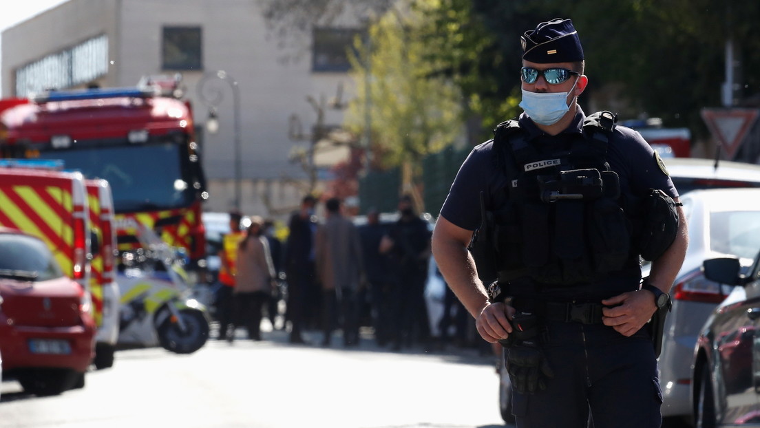 Mata a puñaladas a una policía y muere baleado por otros agentes en Francia