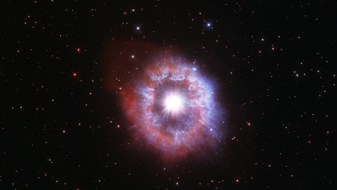 El Hubble capta una impresionante imagen de una rara estrella al borde de la destrucción para celebrar sus 31 años en el espacio