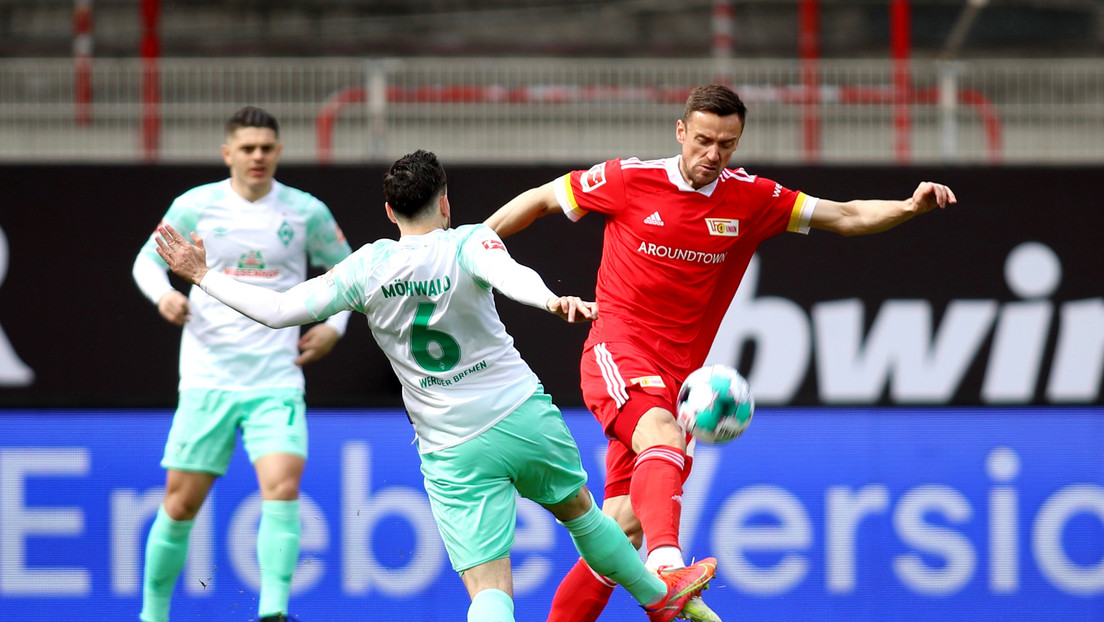 VIDEO: Un defensa con mala suerte recibe tres balonazos seguidos de un mismo rival en un partido de la Bundesliga
