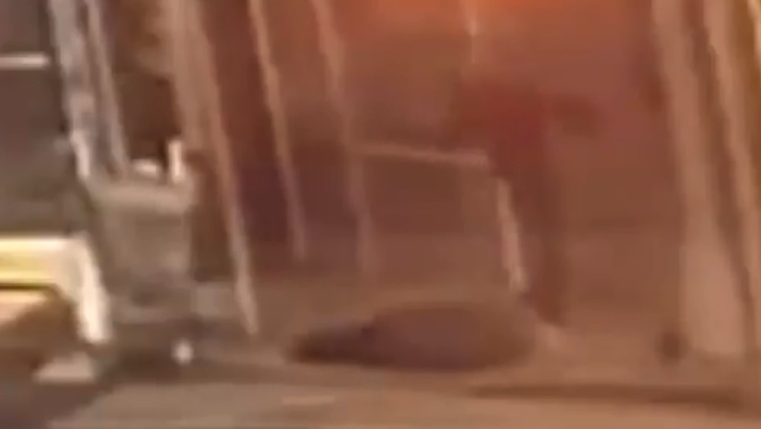 Un desconocido derriba al suelo y golpea brutalmente en la cabeza a un anciano de ascendencia asiática en Nueva York (VIDEO)