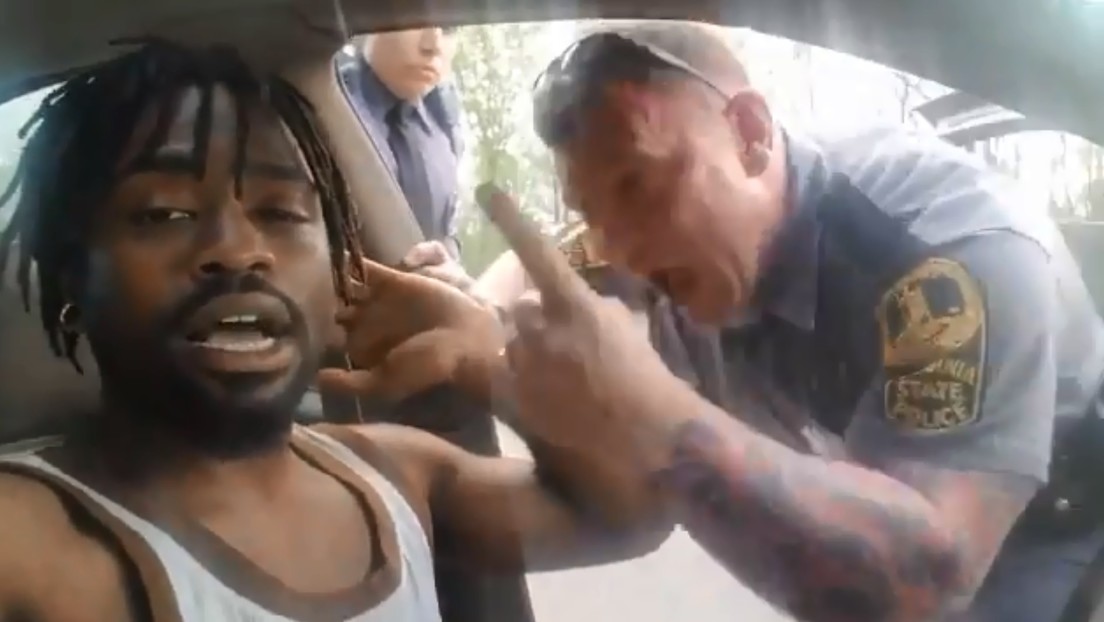 VIDEO: Despiden a un policía grabado amenazando a un afroamericano al que agredió tras decir a la cámara "vean este espectáculo"