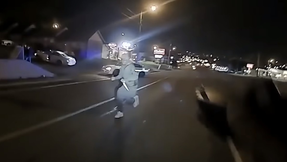 Un policía mata a un afroamericano que corrió hacia él con dos cuchillos de carnicero en EE.UU. (VIDEO)
