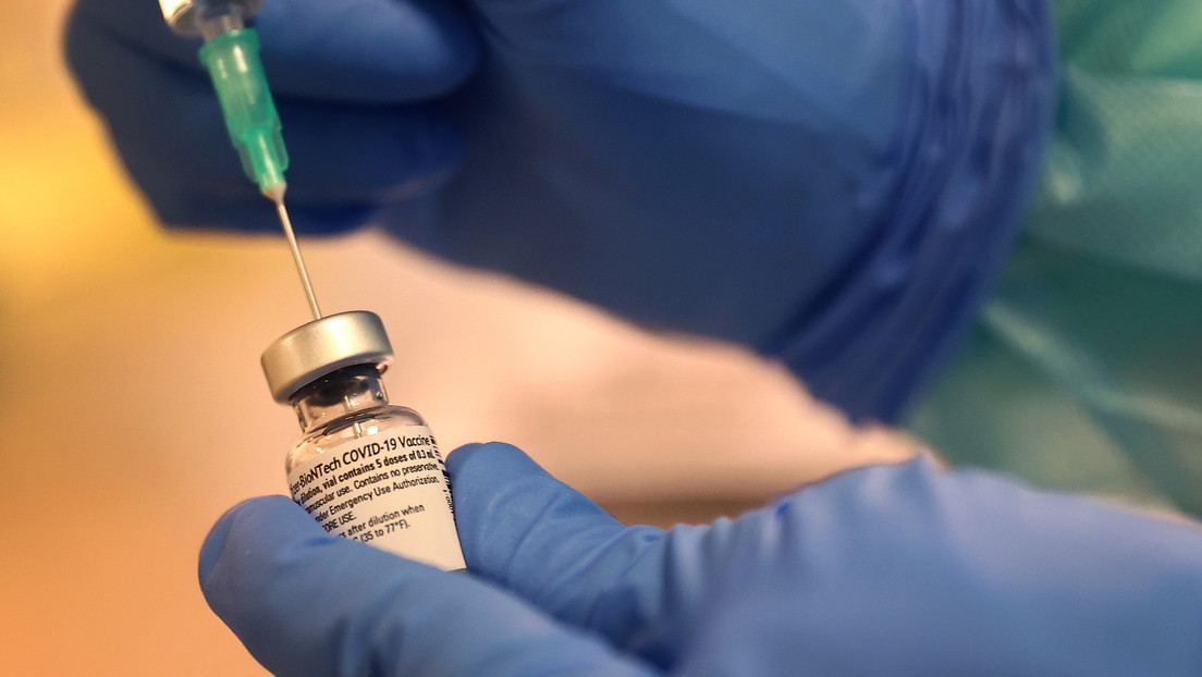 Una enfermera alemana sustituyó varias vacunas contra el covid-19 por una solución salina para cubrir un error