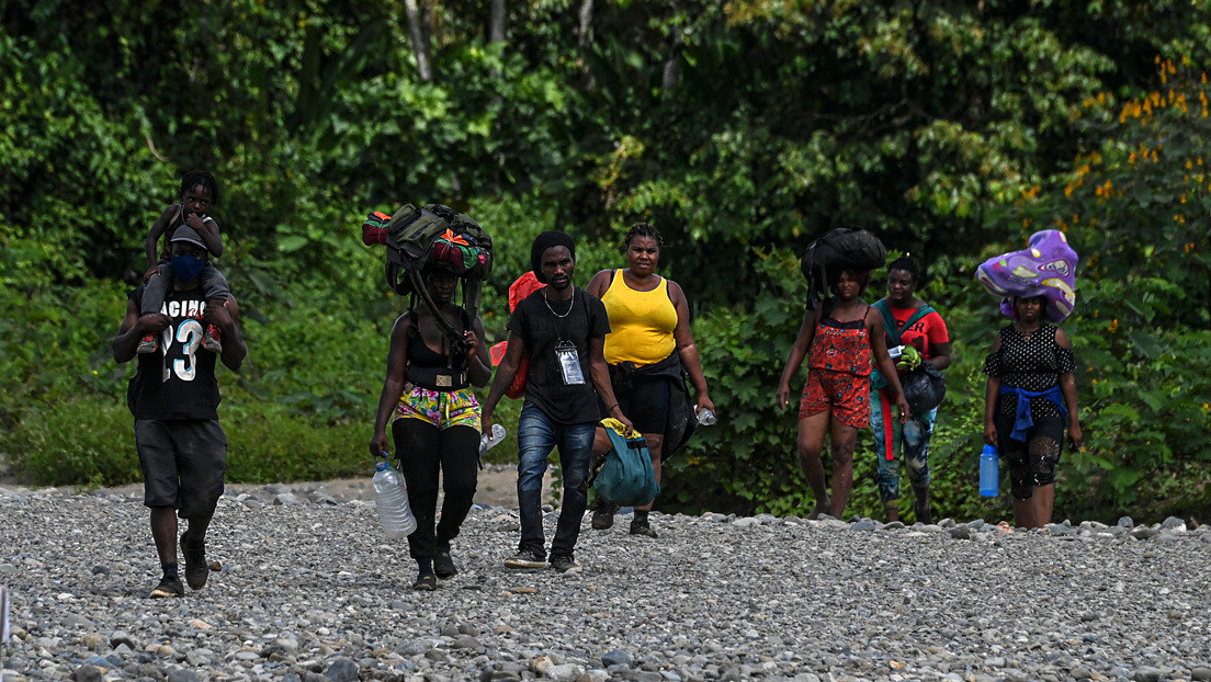 Estiman que más de 10.000 migrantes irregulares esperan cruzar desde Colombia hacia Panamá por la peligrosa selva de Darién