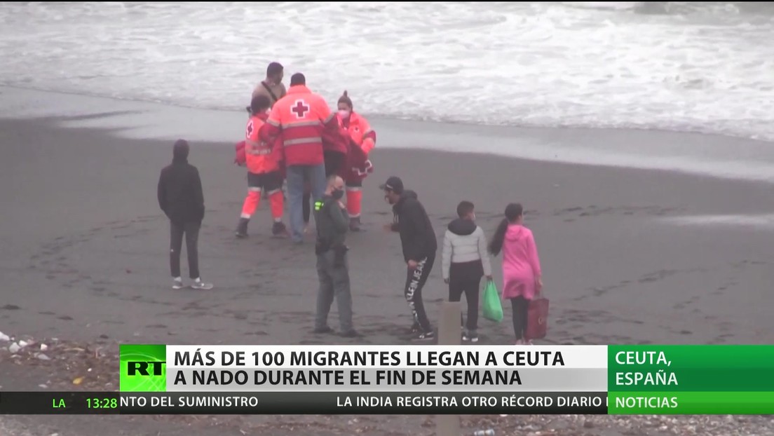 Más de 100 migrantes marroquíes llegan a Ceuta a nado durante el fin de semana
