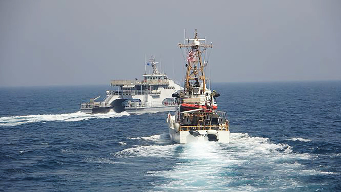 WSJ: Barcos iraníes rodearon a dos naves de la Guardia Costera de EE.UU. en el golfo Pérsico a principios de abril