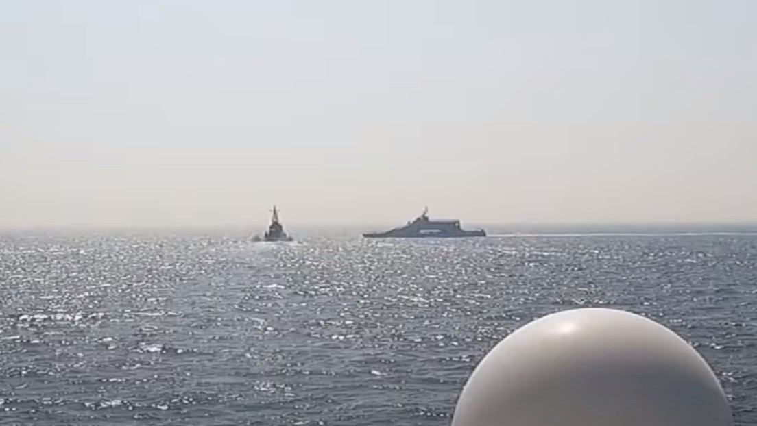 VIDEO: Un buque iraní pasa frente a la proa de un barco patrullero de EE.UU.