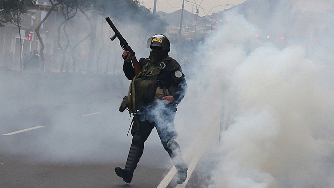 Desalojan con gases lacrimógenos a familias peruanas sin vivienda que habían ocupado un terreno para instalar carpas
