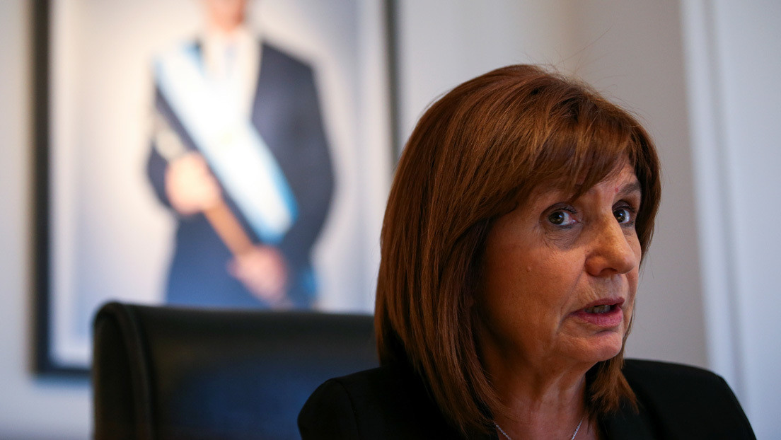 Una exministra de Seguridad causa indignación en Argentina por proponer "darle las Islas Malvinas" al laboratorio Pfizer a cambio de vacunas