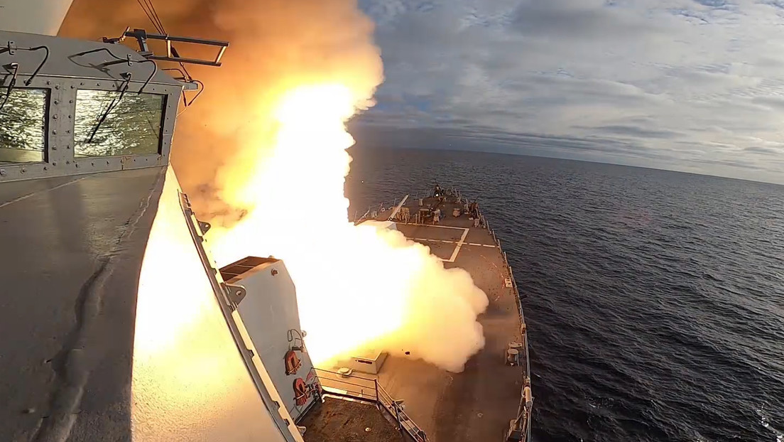 Destructor de la Armada de EE.UU. logra impactar un barco a 400 kilómetros de distancia con ayuda de drones (VIDEO)