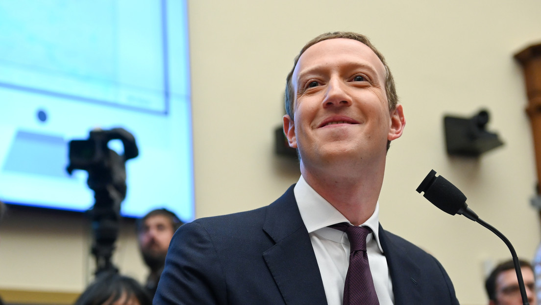 Mark Zuckerberg dice que se cubrió la cara con protector solar para engañar a los paparazzi