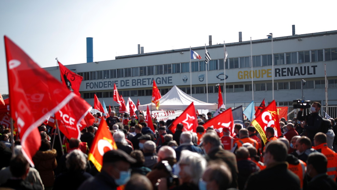 Empleados de Renault retienen a siete directivos en protesta contra la venta de una fábrica