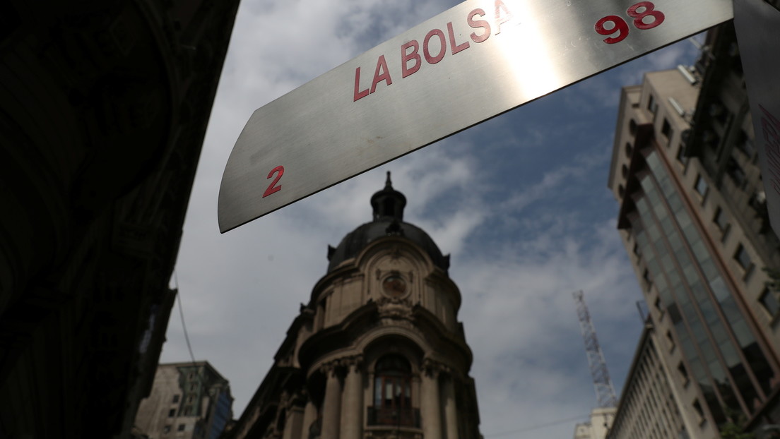 La Bolsa de Santiago experimenta su mayor caída en casi un año tras anunciarse el tercer retiro del fondo de pensiones