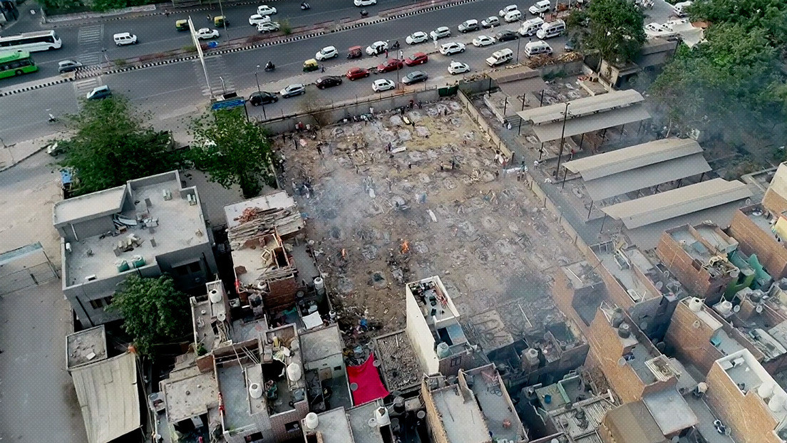 VIDEO: Decenas de piras arden en un crematorio improvisado indio a la vista de dron