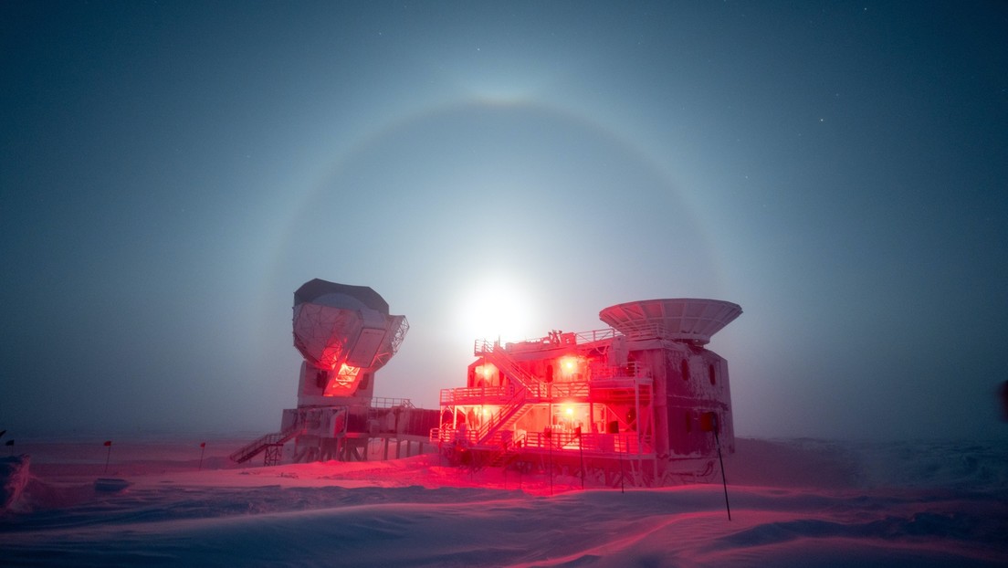 FOTO: Un fotógrafo capta un raro fenómeno en la Antártida con la Luna rodeada por un espectacular halo