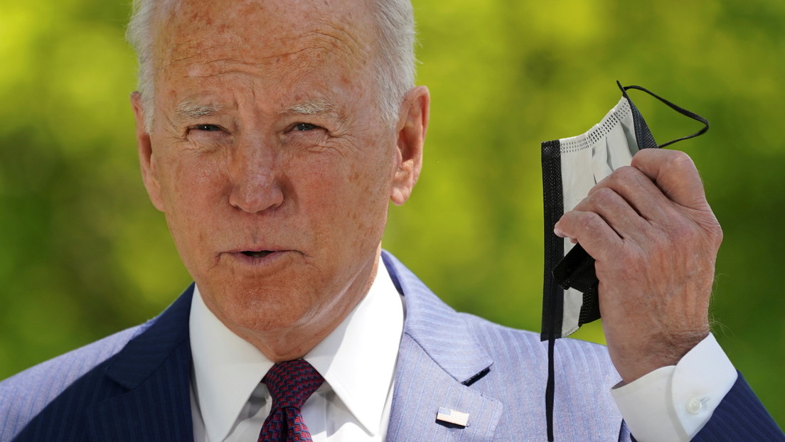 VIDEO: Biden busca obstinadamente su mascarilla durante un discurso a pesar de estar vacunado y al aire libre
