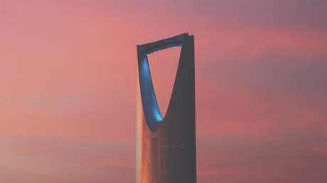 Arabia Saudita sube los precios de petróleo para sus clientes clave en Asia