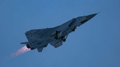 Un caza ruso MiG-31 escolta a un avión noruego Falcon-20 sobre el mar de Barents
