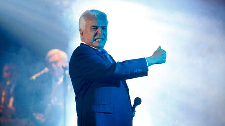 El desplome de Enrique Guzmán, uno de los cantantes más populares de México en la década de 1960, acusado de abusos hasta por su nieta