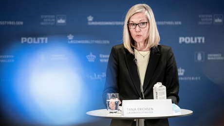 VIDEO: Una funcionaria danesa se desmaya en directo durante una comparecencia sobre la vacunación