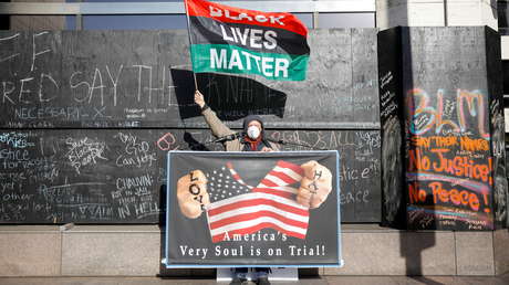 VIDEO: Activistas de Black Lives Matter rechazan los llamados de un hombre blanco durante una protesta en EE.UU.
