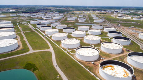 El precio del petróleo podría subir en la segunda mitad de 2021 tras agotarse el excedente de crudo acumulado durante la pandemia