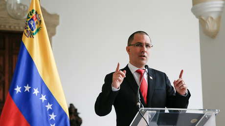 Arreaza ironiza sobre el "valioso tuit" escrito por una funcionaria del Departamento de Estado sobre las sanciones de EE.UU. contra Venezuela