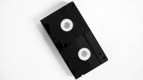 Va a renovar su licencia de conducir y descubre que es buscada y acusada de delitos graves por no devolver un VHS alquilado hace más de 20 años
