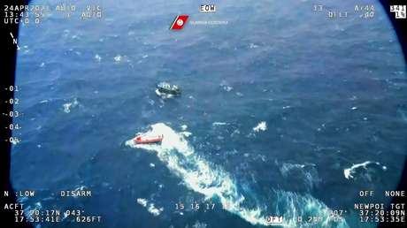 VIDEO: Rescatan a un centenar de personas de una embarcación frente a las costas italianas
