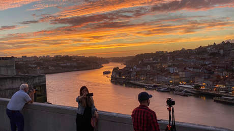 Un desfile de moda estrena en Portugal el puente colgante peatonal más largo del mundo