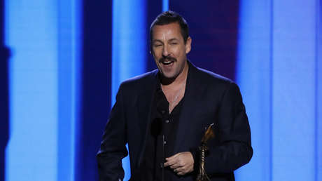 "¡Vuelva, por favor!": Una camarera se hace viral tras no reconocer a Adam Sandler en un restaurante y negarse a atenderlo (VIDEO)
