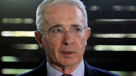 Piden a Twitter suspender la cuenta de Álvaro Uribe por incitar al uso de armas de la fuerza pública contra manifestantes en Colombia