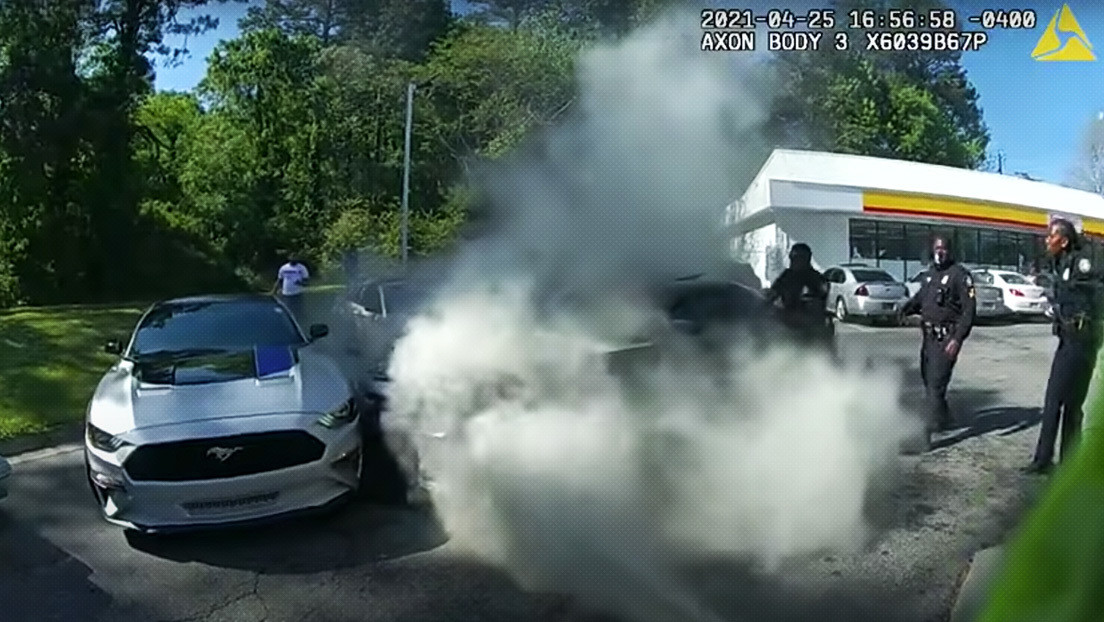 VIDEO: Cinco policías salvan a un hombre inconsciente en un coche en llamas en un heroico rescate grabado en primera persona