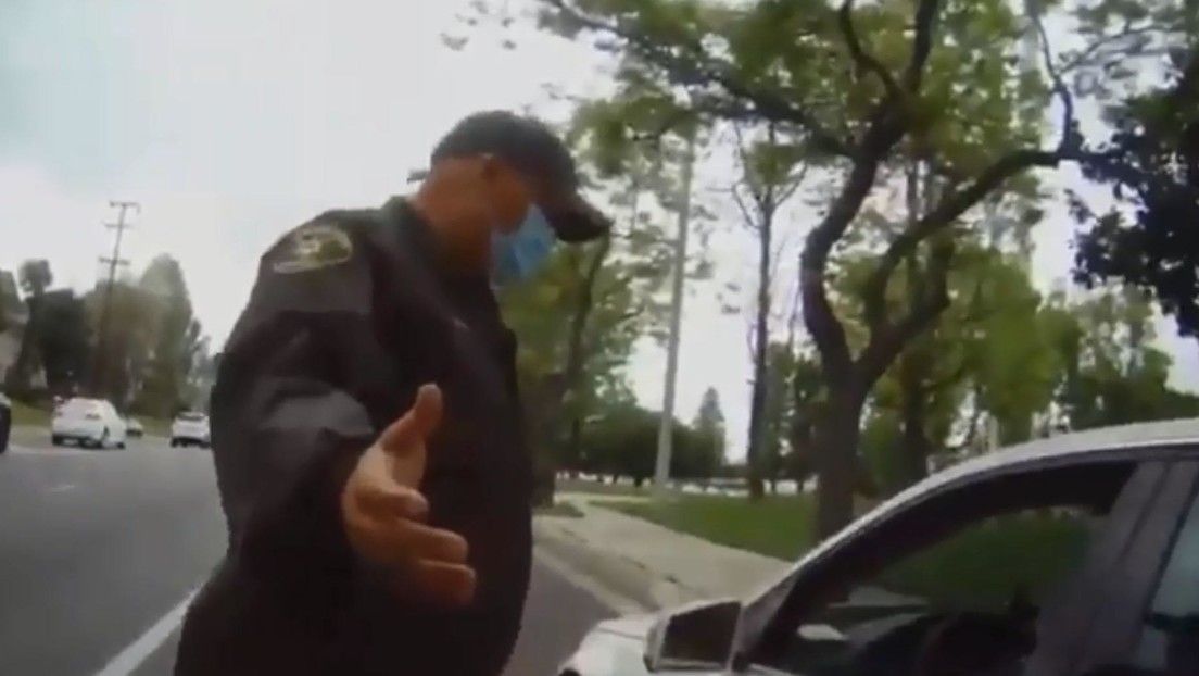 "Nunca será blanco": una mujer llama "asesino" y "racista mexicano" varias veces a un oficial que la detuvo por usar el celular conduciendo (VIDEO)