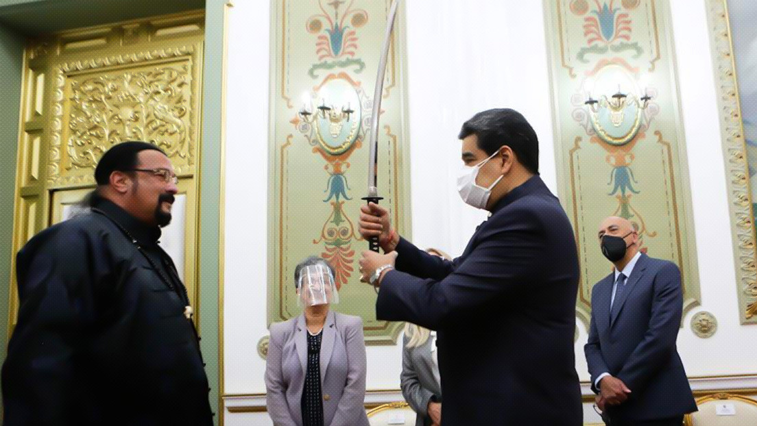 Nicolás Maduro exhibe su 'destreza' con la espada