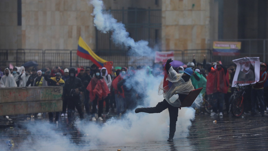 VIDEO: Manifestantes contra el Gobierno de Duque derriban las vallas del Congreso de Colombia y son reprimidos por agentes del Esmad