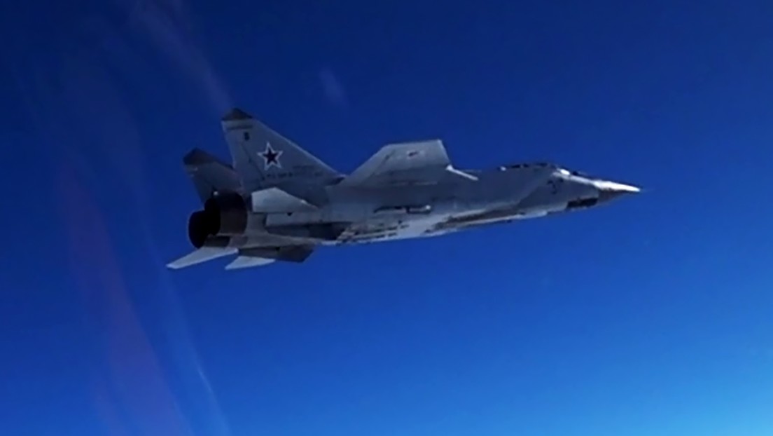 Un MiG-31 ruso despega para "impedir la violación de la frontera" por parte de un avión de reconocimiento de EE.UU. sobre el mar de Chukotka