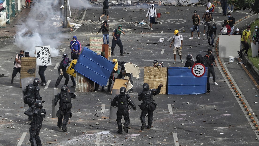 VIDEO: Denuncian que un grupo de policías colombianos vestidos de civil abrió fuego contra manifestantes en Cali
