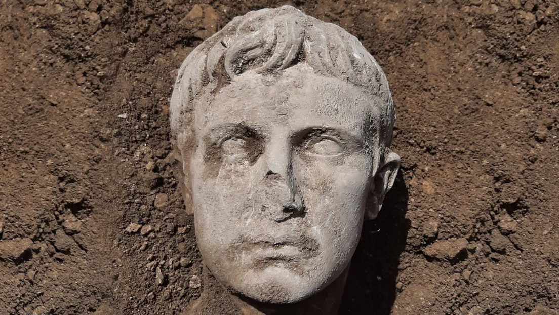 FOTOS: Hallan en Italia la cabeza de una estatua romana del emperador Augusto