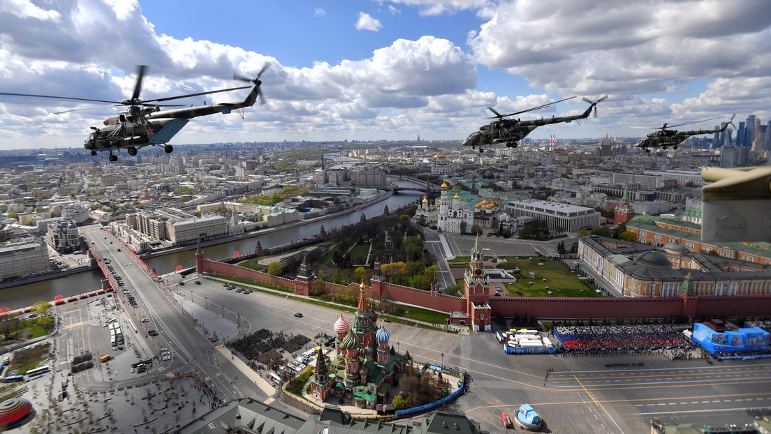 VIDEO: El ensayo general del gran desfile por el Día de la Victoria a bordo de un helicóptero Mi-8