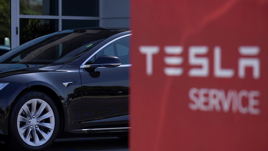 VIDEO: Conductor de un Tesla muere luego de que su auto chocara contra un camión a toda velocidad